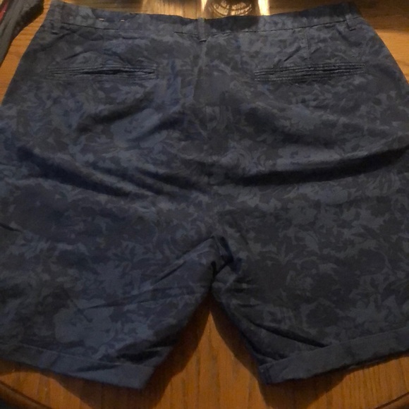 American Eagle Blue flower print shorts - Picture 2 of 4